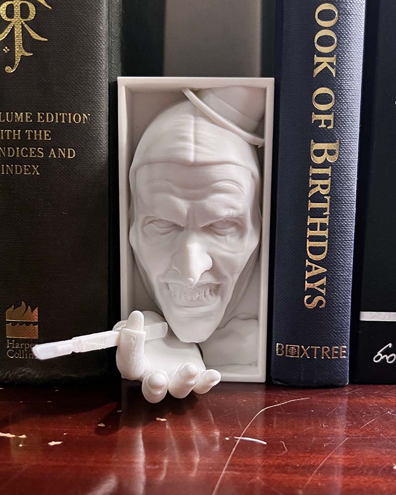 Art the Clown book nook Terrifier inspired shelf insert 3D printed horror shelf décor creepy clown design Slasher villain book nook gift for horror collectors Creepy clown book nook insert with sinister grin Handmade Terrifier inspired bookshelf décor
