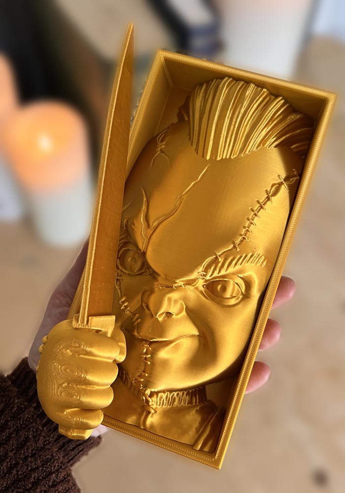 Chucky book nook with knife Child’s Play inspired 3D printed horror shelf insert featuring killer doll Creepy book nook with Chucky holding knife Handmade slasher book nook gift for Child’s Play fans Horror décor book nook insert of Chucky with grin