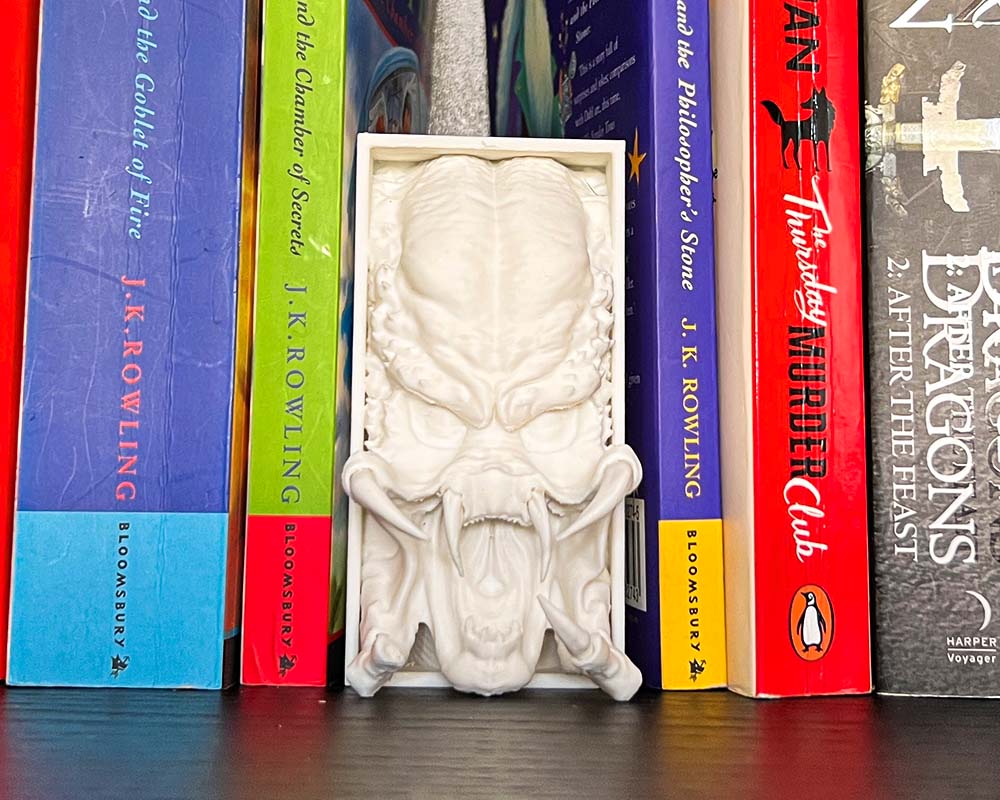 Predator book nook with snarling alien mandibles 3D printed sci-fi horror shelf insert inspired by Predator Predator movie bookshelf décor with alien hunter design Handmade Predator book nook gift for horror fans Predator head sculpt book nook for sci-fi collectors