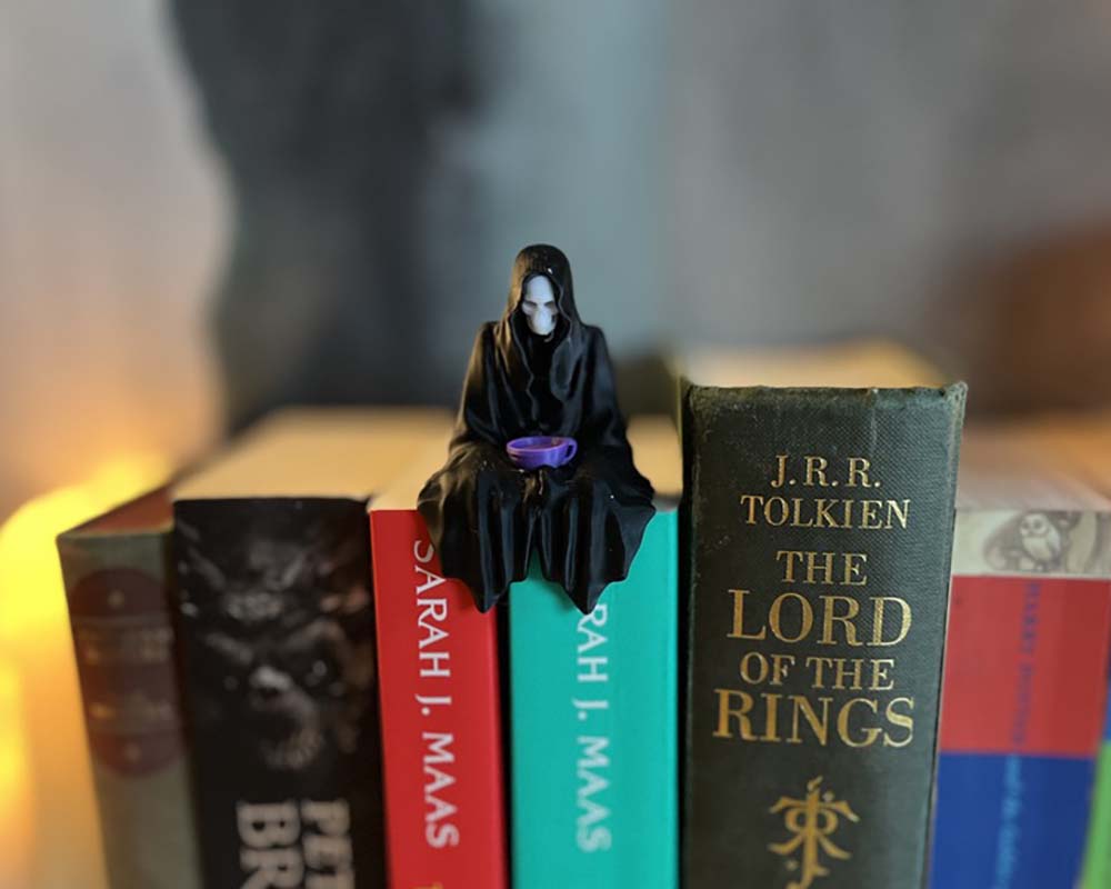 Suriel - ACOTAR - Book & Shelf Sit