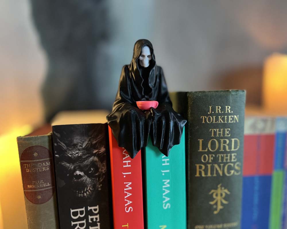 Suriel - ACOTAR - Book & Shelf Sit