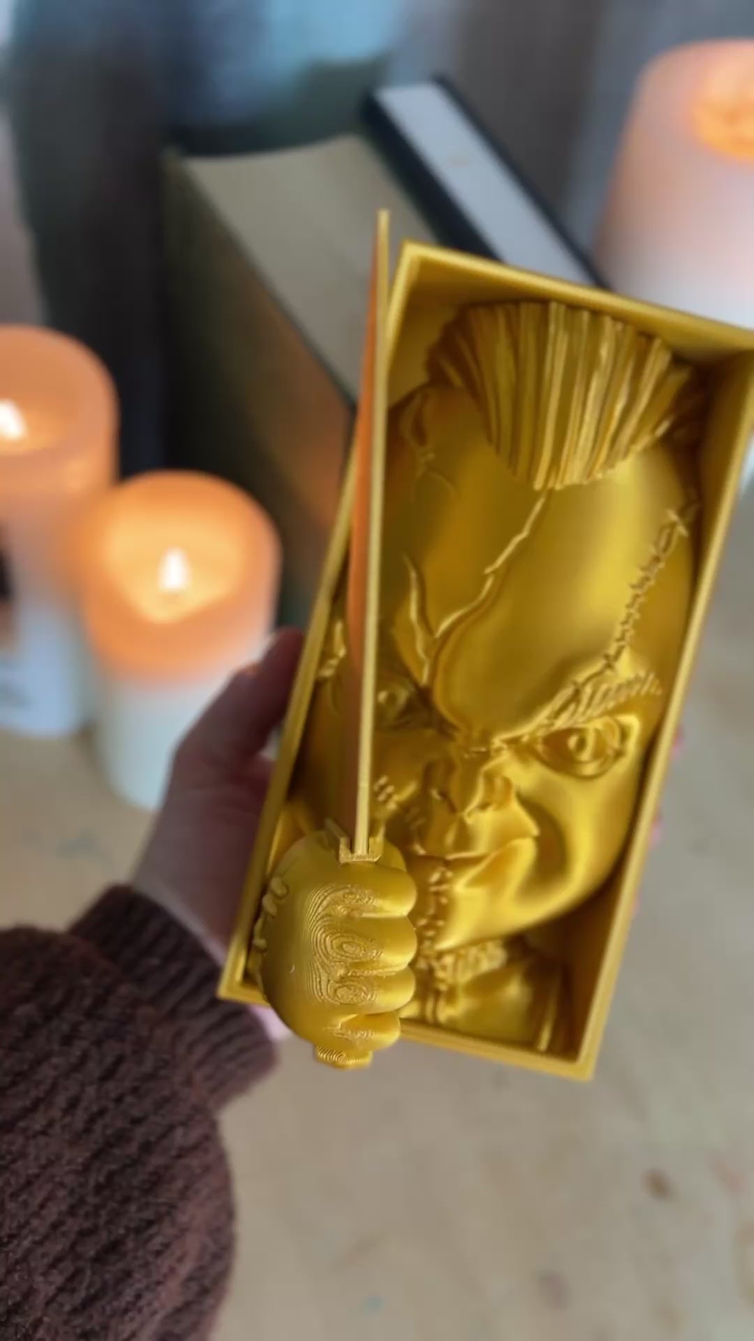 Chucky book nook with knife Child’s Play inspired 3D printed horror shelf insert featuring killer doll Creepy book nook with Chucky holding knife Handmade slasher book nook gift for Child’s Play fans Horror décor book nook insert of Chucky with grin