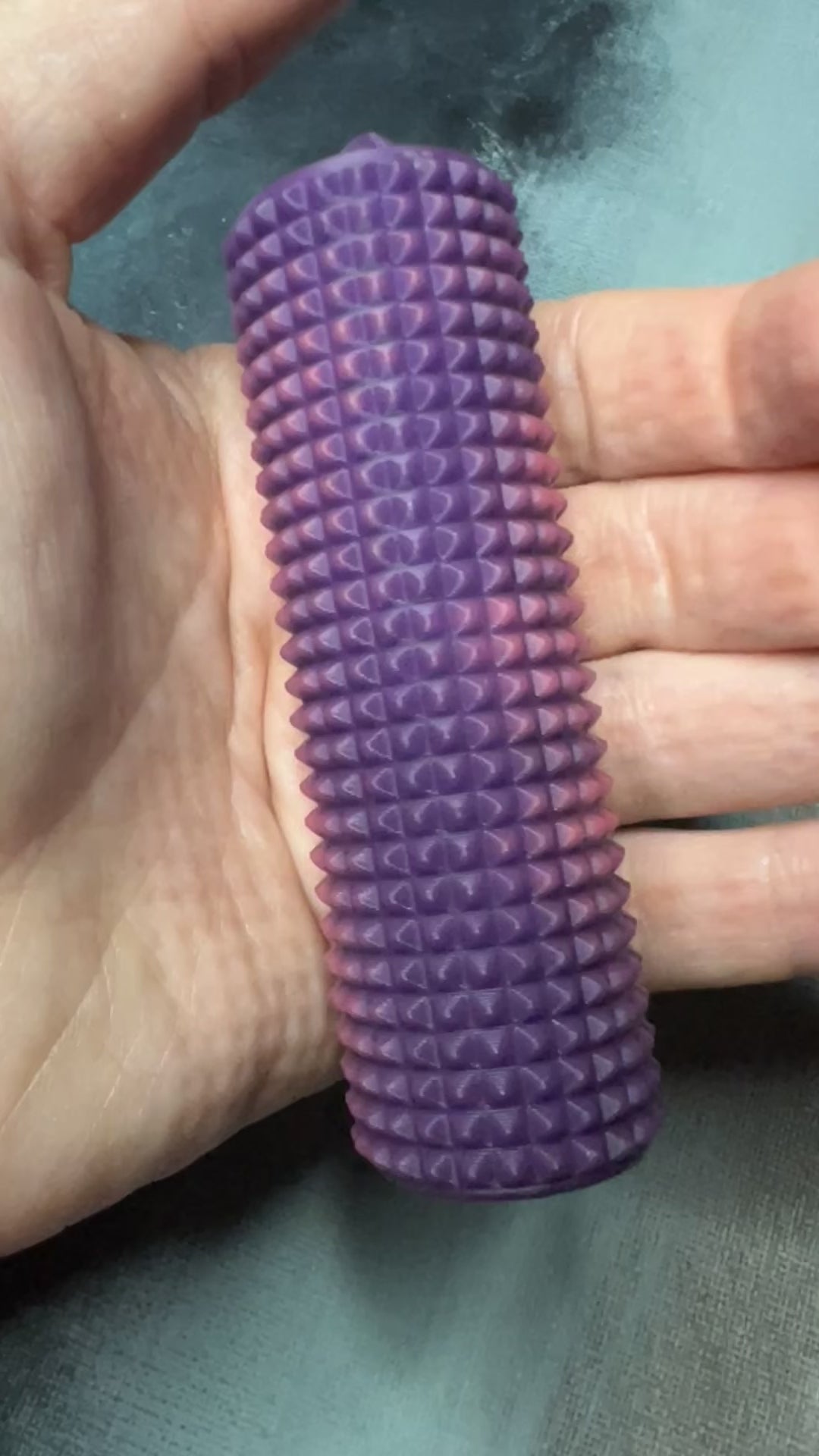 Heat reactive spiky fidget toy colour changing stim 3D printed sensory toy with tactile spikes and heat effect Colour change stim toy for autistic users and anxiety relief Spiky texture fidget toy that shifts colour with warmth Handmade sensory stim toy heat reactive design