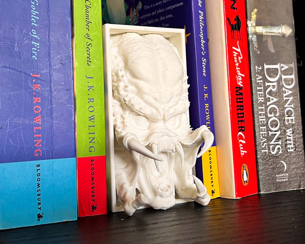 Predator book nook with snarling alien mandibles 3D printed sci-fi horror shelf insert inspired by Predator Predator movie bookshelf décor with alien hunter design Handmade Predator book nook gift for horror fans Predator head sculpt book nook for sci-fi collectors