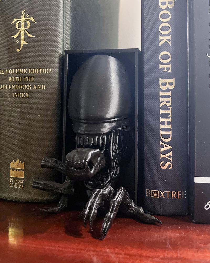 Xenomorph book nook Alien inspired shelf insert 3D printed alien monster bookshelf décor with elongated skull Sci-fi horror book nook gift featuring Xenomorph design Alien-inspired book nook insert with sharp teeth and detail Creepy space horror shelf décor Xenomorph figure