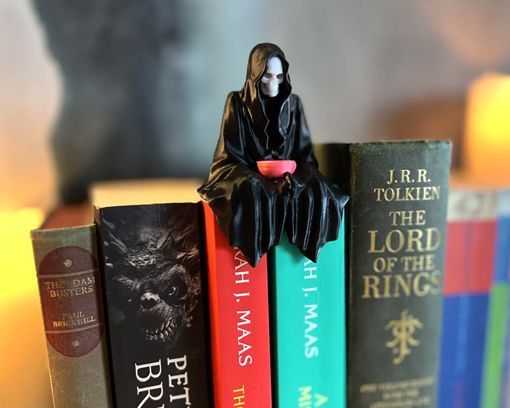 Suriel - ACOTAR - Book & Shelf Sit